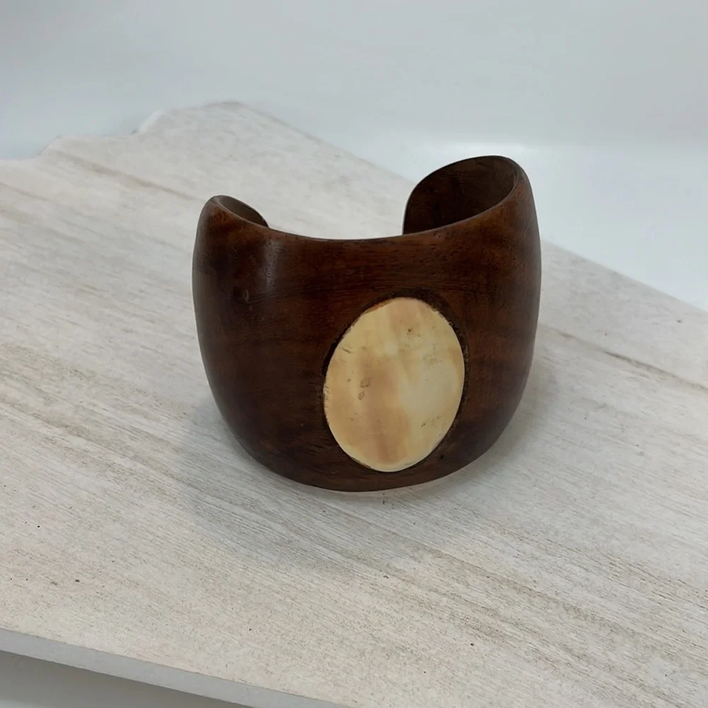 Large WOOD Cuff bracelet inset shell - Picture 2 of 11